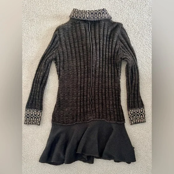 Long cardigan. - Picture 3 of 9